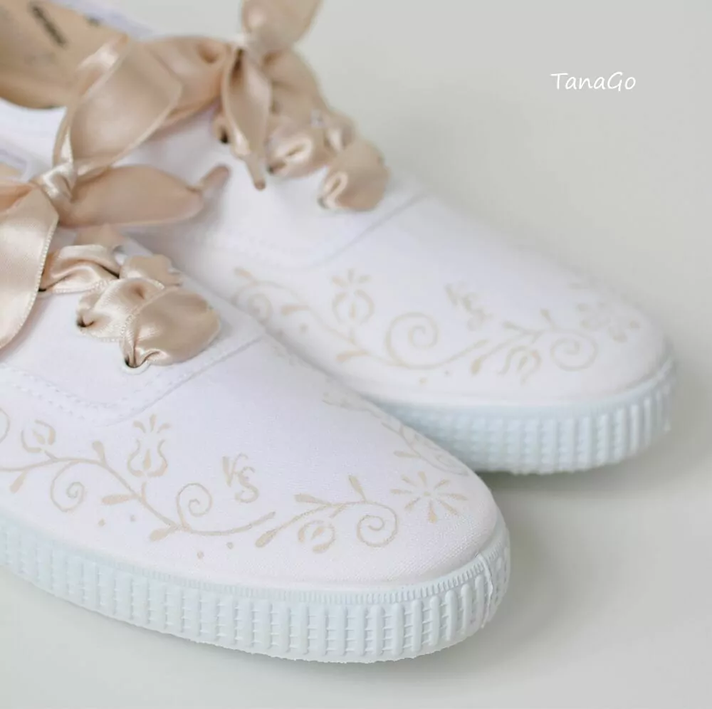 Romantické folklorní tenisky s monogramy